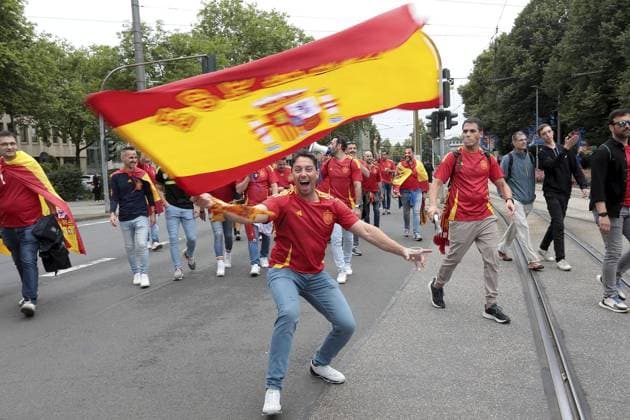 EM 2024 Spain Italy football fans in the city area of Gelsenkirchen FOR EDITORIAL PURPOSES ONLY p EM 2024 Spain Italy football fans on Thursday, June 20, 2024 in the city area of Gelsenkirchen Photo Frank Oppitz FUNKE Foto Services p Sport Deutschland NRW Gelsenkirchen Copyright FrankxOppitz Copyright: FrankxOppitz doc7vyd82wzll27x41q17j ,EDITORIAL USE ONLY Copyright: FrankxOppitz