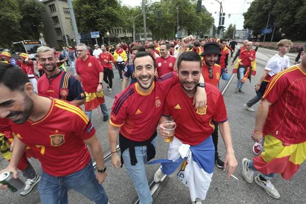 EM 2024 Spain Italy football fans in the city area of Gelsenkirchen FOR EDITORIAL PURPOSES ONLY p EM 2024 Spain Italy football fans on Thursday, June 20, 2024 in the city area of Gelsenkirchen Photo Frank Oppitz FUNKE Foto Services p Sport Deutschland NRW Gelsenkirchen Copyright FrankxOppitz Copyright: FrankxOppitz doc7vyd806ywic8yr3d17j ,EDITORIAL USE ONLY Copyright: FrankxOppitz