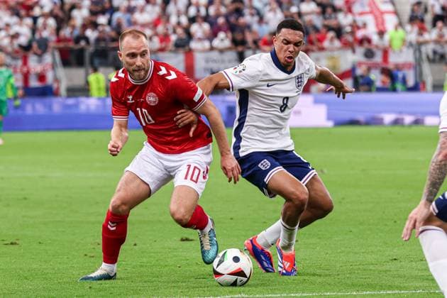 2024-06-20 Denmark v England - Group C - UEFA EURO, EM, Europameisterschaft,Fussball 2024 FRANKFURT, GERMANY - JUNE 20: Christian Eriksen of Denmark, Trent Alexander Arnold of England battle for the ball during the Group C - UEFA EURO 2024 match between Denmark and England at Deutsche Bank Park on June 20, 2024 in Frankfurt, Germany. (Photo by Peter Lous BSR Agency) Frankfurt Germany Content not available for redistribution in The Netherlands directly or indirectly through any third parties. Copyright: xBSRxAgencyx