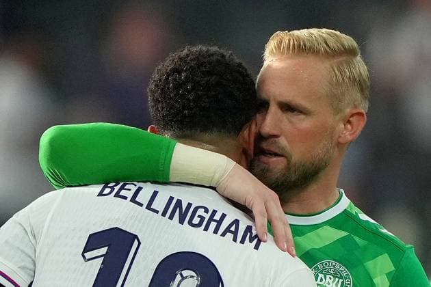 England s Jude Bellingham and Denmark s goalkeeper Kasper Schmeichel during the Euro 2024 soccer match between Denmark and England at the Frankfurt Arena , Frankfurt , Germany - Thursday 20 June 2024. - Soccer .  Copyright: xSpada LaPressex