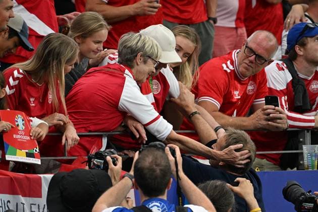 20 06 2024, xsltx, Football EM 2024, Denmark England emspor, v l Coach Head Coach Kasper Hjulmand Denmark Denmark Denmark with his family DFL DFB REGULATIONS PROHIBIT ANY USE OF PHOTOGRAPHS as IMAGE SEQUENCES and or QUASI VIDEO Frankfurt am Main
