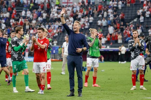 In the picture Head Coach Kasper Hjulmand Denmark , Denmark, Team, Applause, End of match, Draw, Fans 20 06 2024, Denmark vs England, European Championship 2024, Matchday 2, Germany, Frankfurt am Main, Deutsche Bank Park, DFL REGULATES PROHIBIT ANY USE OF PHOTOGRAPHS AS IMAGE SEQUENCES AND OR QUASI VIDEO Copyright: HMBxMedia xJulienxBecker