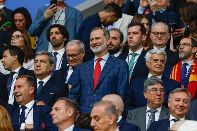 Spanish King Felipe VI (C) attends the UEFA EURO, EM, Europameisterschaft,Fussball 2024 group B soccer match between Spain and Italy, in Gelsenkirchen, Germany, 20 June 2024. UEFA EURO 2024 - Group B: Spain vs. Italy !ACHTUNG: NUR REDAKTIONELLE NUTZUNG!  Copyright: xJ.xJ.xGuillenx GRAF4226 20240620-55013930809_1