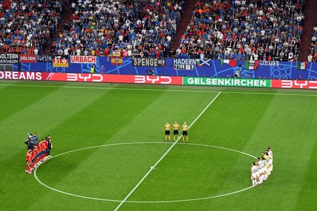GELSENKIRCHEN - Minute of silence in memory of Gerhard Aigner during the UEFA EURO, EM, Europameisterschaft,Fussball 2024 group B match between Spain and Italy at the Arena AufSchalke on June 20, 2024 in Gelsenkirchen, Germany. ANP Hollandse Hoogte UEFA EURO 2024 2024 xVIxANPxSportx xGerritxvanxKeulenxIVx 501606904 originalFilename: 501606904.jpg