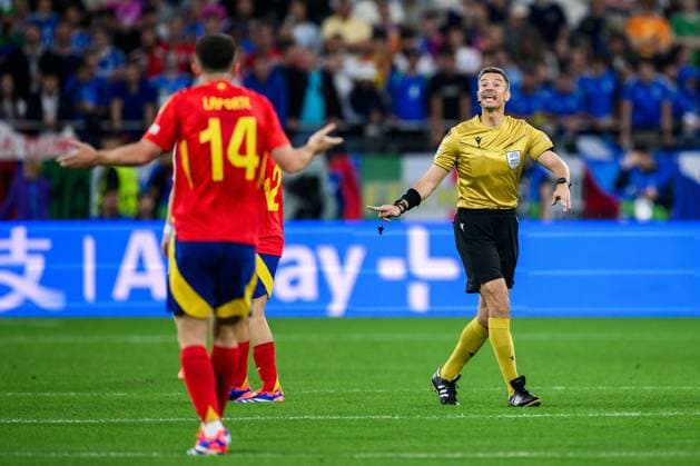 240620 Referee Slavko Vincic during the UEFA Euro 2024 Football Championship match between Spain and Italy on June 20, 2024 in Gelsenkirchen Photo Jesper Zerman BILDBYRAN kod JZ JZ0544 fotboll football soccer fotballs em europamästerskap em uefa euro uefa european football championship euro 2024 spanien spain italy bbeng  Copyright: JESPERxZERMAN BB240620JZ051