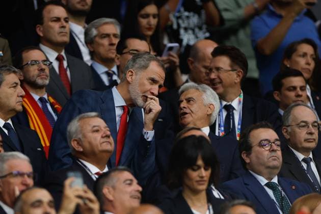 Spanish King Felipe VI (L) chats with President of Spanish Royal Soccer Federation Pedro Rocha (R) during the UEFA EURO, EM, Europameisterschaft,Fussball 2024 group B soccer match between Spain and Italy, in Gelsenkirchen, Germany, 20 June 2024. UEFA EURO 2024 - Group B: Spain vs. Italy !ACHTUNG: NUR REDAKTIONELLE NUTZUNG!  Copyright: xAlbertoxEstevezx GRAF4231 20240620-55013930831_1