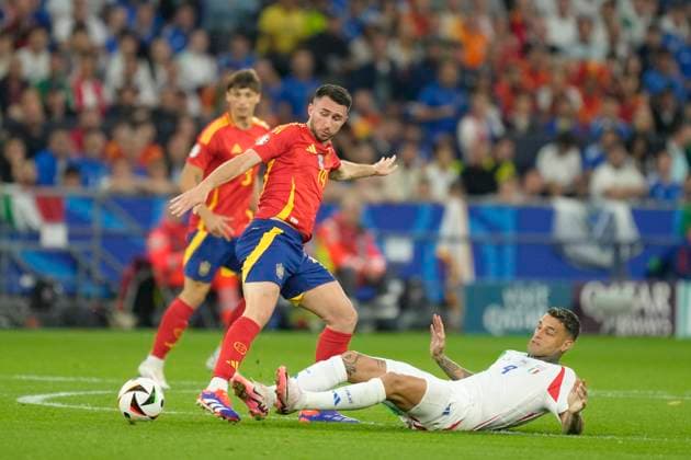 Spain v Italy: Group B - UEFA EURO, EM, Europameisterschaft,Fussball 2024 Aymeric Laporte centre-back of Spain and Al-Nassr FC and Gianluca Scamacca centre-forward of Italy and Atalanta BC compete for the ball during the UEFA EURO 2024 group stage match between Spain and Italy at Arena AufSchalke on June 20, 2024 in Gelsenkirchen, Germany. Gelsenkirchen Germany  Copyright: xJosexBretonx originalFilename:breton-spainvit240620_npIXR.jpg