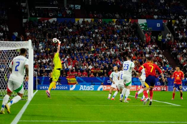 Spain v Italy: Group B - UEFA EURO, EM, Europameisterschaft,Fussball 2024 Pedri central midfield of Spain and FC Barcelona, Barca shooting to goal and Gianluigi Donnarumma goalkeeper of Italy and Paris Saint-Germain makes a save during the UEFA EURO 2024 group stage match between Spain and Italy at Arena AufSchalke on June 20, 2024 in Gelsenkirchen, Germany. Gelsenkirchen Germany  Copyright: xJosexBretonx originalFilename:breton-spainvit240620_npLze.jpg