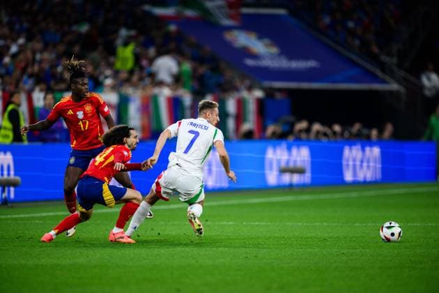 240620 Nicholas Williams and Marc Cucurella of Spain against Davide Frattesi of Italy during the UEFA Euro 2024 Football Championship match between Spain and Italy on June 20, 2024 in Gelsenkirchen Photo Jesper Zerman BILDBYRAN kod JZ JZ0544 fotboll football soccer fotballs em europamästerskap em uefa euro uefa european football championship euro 2024 spanien spain italy bbeng  Copyright: JESPERxZERMAN BB240620JZ060