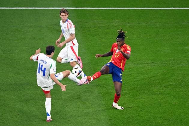 GELSENKIRCHEN - (l-r) Federico Chiesa of Italy, Nico Williams of Spain during the UEFA EURO, EM, Europameisterschaft,Fussball 2024 group B match between Spain and Italy at the Arena AufSchalke on June 20, 2024 in Gelsenkirchen, Germany. ANP Hollandse Hoogte UEFA EURO 2024 2024 xVIxANPxSportx xGerritxvanxKeulenxIVx 501607430 originalFilename: 501607430.jpg