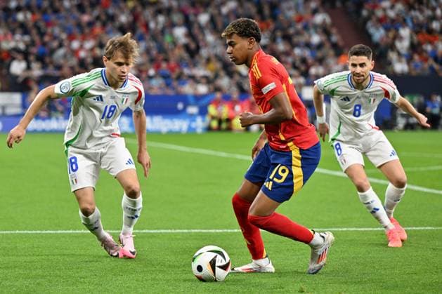 240620 EURO2024 SPAIN VS ITALY Nicolo Barella (18) of Italy and Jorginho (Jorge Luiz Frello Filho Cavaliere OMRI) (8) of Italy defending on Lamine Yamal (19) of Spain during a soccer game between the national teams of Spain and Italy on the 2nd matchday in Group B in the group stage of the UEFA EURO, EM, Europameisterschaft,Fussball 2024 tournament , on Thursday 20 June 2024 in Gelsenkirchen , Germany . PHOTO SPORTPIX David Catry GELSENKIRCHEN GERMANY  Copyright: xx 465545