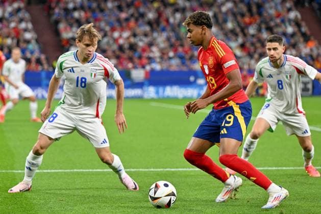 240620 EURO2024 SPAIN VS ITALY Nicolo Barella (18) of Italy and Jorginho (Jorge Luiz Frello Filho Cavaliere OMRI) (8) of Italy defending on Lamine Yamal (19) of Spain during a soccer game between the national teams of Spain and Italy on the 2nd matchday in Group B in the group stage of the UEFA EURO, EM, Europameisterschaft,Fussball 2024 tournament , on Thursday 20 June 2024 in Gelsenkirchen , Germany . PHOTO SPORTPIX David Catry GELSENKIRCHEN GERMANY  Copyright: xx 465547