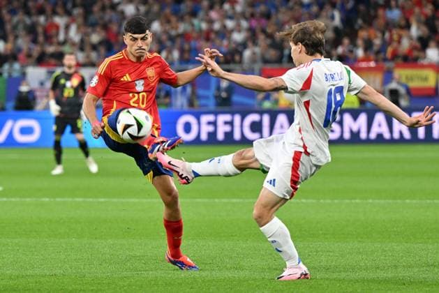 240620 EURO2024 SPAIN VS ITALY Pedri (Pedro Gonzalez Lopez) (20) of Spain fighting for the ball with Nicolo Barella (18) of Italy during a soccer game between the national teams of Spain and Italy on the 2nd matchday in Group B in the group stage of the UEFA EURO, EM, Europameisterschaft,Fussball 2024 tournament , on Thursday 20 June 2024 in Gelsenkirchen , Germany . PHOTO SPORTPIX David Catry GELSENKIRCHEN GERMANY  Copyright: xx 465548