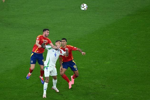 GELSENKIRCHEN - (l-r) Aymeric Laporte of Spain, Gianluca Scamacca of Italy, Rodri of Spain during the UEFA EURO, EM, Europameisterschaft,Fussball 2024 group B match between Spain and Italy at the Arena AufSchalke on June 20, 2024 in Gelsenkirchen, Germany. ANP Hollandse Hoogte UEFA EURO 2024 2024 xVIxANPxSportx xGerritxvanxKeulenxIVx 501607621 originalFilename: 501607621.jpg