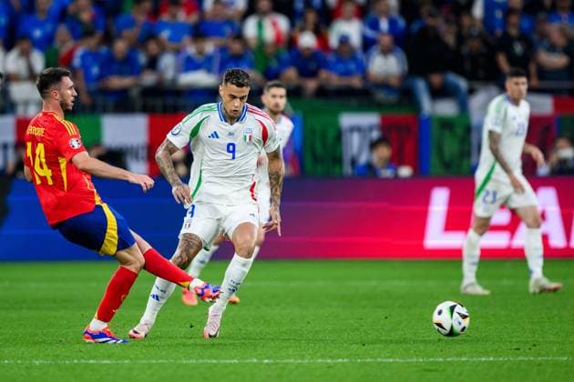 240620 Aymeric Laporte of Spain and Gianluca Scamacca of Italy during the UEFA Euro 2024 Football Championship match between Spain and Italy on June 20, 2024 in Gelsenkirchen Photo Jesper Zerman BILDBYRAN kod JZ JZ0544 fotboll football soccer fotball fotballs em europamästerskap em uefa euro uefa european football championship euro 2024 spanien spain italy bbeng  Copyright: JESPERxZERMAN BB240620JZ063