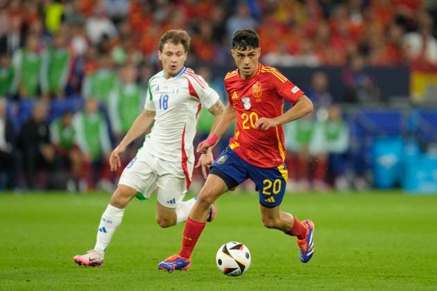 Spain v Italy: Group B - UEFA EURO, EM, Europameisterschaft,Fussball 2024 Pedri central midfield of Spain and FC Barcelona, Barca and Nicolo Barella central midfield of Italy and Inter Milan compete for the ball during the UEFA EURO 2024 group stage match between Spain and Italy at Arena AufSchalke on June 20, 2024 in Gelsenkirchen, Germany. Gelsenkirchen Germany  Copyright: xJosexBretonx originalFilename:breton-spainvit240620_npBs4.jpg