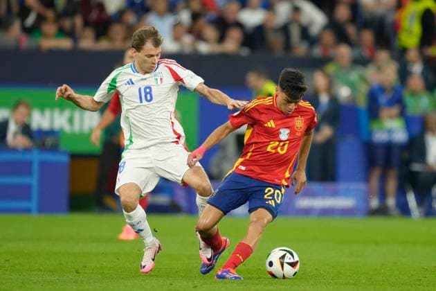Spain v Italy: Group B - UEFA EURO, EM, Europameisterschaft,Fussball 2024 Pedri central midfield of Spain and FC Barcelona, Barca and Nicolo Barella central midfield of Italy and Inter Milan compete for the ball during the UEFA EURO 2024 group stage match between Spain and Italy at Arena AufSchalke on June 20, 2024 in Gelsenkirchen, Germany. Gelsenkirchen Germany  Copyright: xJosexBretonx originalFilename:breton-spainvit240620_npYvQ.jpg