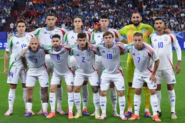 Soccer UEFA EURO 2024 Group Stage 2 Matchday Spain Italy on 20 06 2024 at the Arena AufSchalke in Gelsenkirchen Team photo Team photo Italy Top row f l n r Federico Chiesa Italy , Gianluca Scamacca Italy , Riccardo Calafiori Italy , Alessandro Bastoni Italy , Gianluigi Donnarumma Italy , Lorenzo Pellegrini Italy Bottom row f l n r Federico Dimarco Italy , Jorginho Italy , Giovanni Di Lorenzo Italy , Nicolo Barella Italy , Davide Frattesi Italy xRx