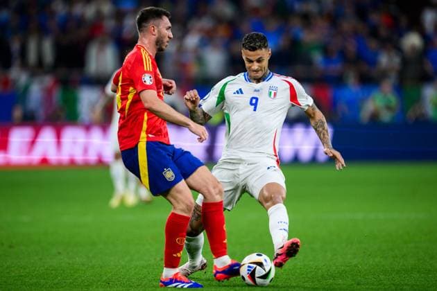 240620 Aymeric Laporte of Spain and Gianluca Scamacca of Italy during the UEFA Euro 2024 Football Championship match between Spain and Italy on June 20, 2024 in Gelsenkirchen Photo Jesper Zerman BILDBYRAN kod JZ JZ0544 fotboll football soccer fotball fotballs em europamästerskap em uefa euro uefa european football championship euro 2024 spanien spain italy bbeng  Copyright: JESPERxZERMAN BB240620JZ066