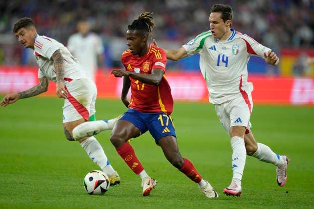 Spain v Italy: Group B - UEFA EURO, EM, Europameisterschaft,Fussball 2024 Giovanni Di Lorenzo right-back of Italy and SSC Napoli and Federico Chiesa left winger of Italy and Juventus FC and Nico Williams left winger of Spain and Athletic Club Bilbao compete for the ball during the UEFA EURO 2024 group stage match between Spain and Italy at Arena AufSchalke on June 20, 2024 in Gelsenkirchen, Germany. Gelsenkirchen Germany  Copyright: xJosexBretonx originalFilename:breton-spainvit240620_npECs.jpg