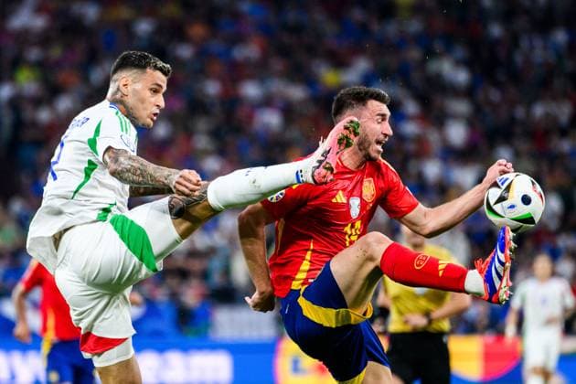 240620 Gianluca Scamacca of Italy and Aymeric Laporte of Spain during the UEFA Euro 2024 Football Championship match between Spain and Italy on June 20, 2024 in Gelsenkirchen Photo Jesper Zerman BILDBYRAN kod JZ JZ0544 fotboll football soccer fotballs em europamästerskap em uefa euro uefa european football championship euro 2024 spanien spain italy bbeng  Copyright: JESPERxZERMAN BB240620JZ069