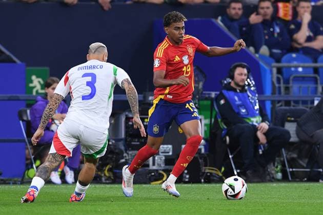 Soccer UEFA EURO 2024 Group Stage 2 Matchday Spain Italy on 20 06 2024 at the Arena AufSchalke in Gelsenkirchen Federico Dimarco Italy , left Lamine Yamal Spain , right xRx