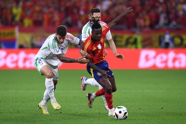 Soccer UEFA EURO 2024 group stage 2 matchday Spain Italy on 20 06 2024 at the Arena AufSchalke in Gelsenkirchen Giovanni Di Lorenzo Italy , left Nico Williams Spain , center Federico Chiesa Italy , right xRx