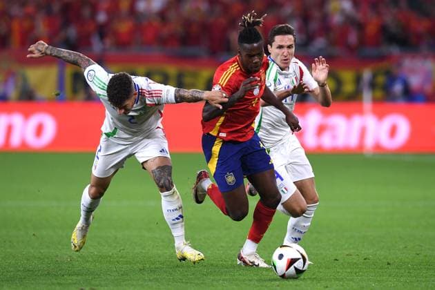 Soccer UEFA EURO 2024 group stage 2 matchday Spain Italy on 20 06 2024 at the Arena AufSchalke in Gelsenkirchen Giovanni Di Lorenzo Italy , left Nico Williams Spain , center Federico Chiesa Italy , right xRx