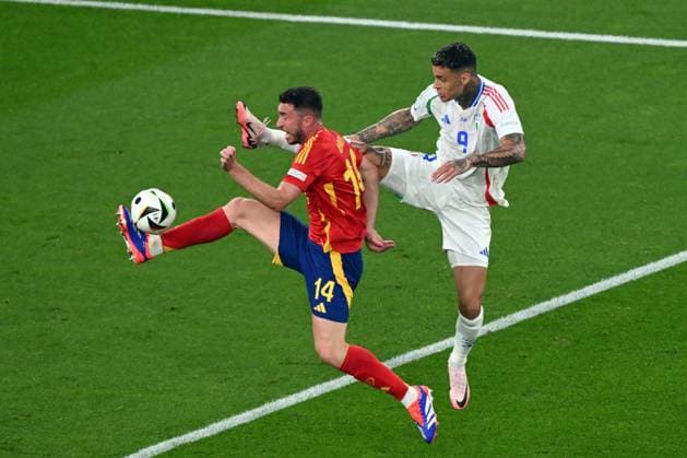 GELSENKIRCHEN - (l-r) Aymeric Laporte of Spain, Gianluca Scamacca of Italy during the UEFA EURO, EM, Europameisterschaft,Fussball 2024 group B match between Spain and Italy at the Arena AufSchalke on June 20, 2024 in Gelsenkirchen, Germany. ANP Hollandse Hoogte UEFA EURO 2024 2024 xVIxANPxSportx xGerritxvanxKeulenxIVx 501608086 originalFilename: 501608086.jpg