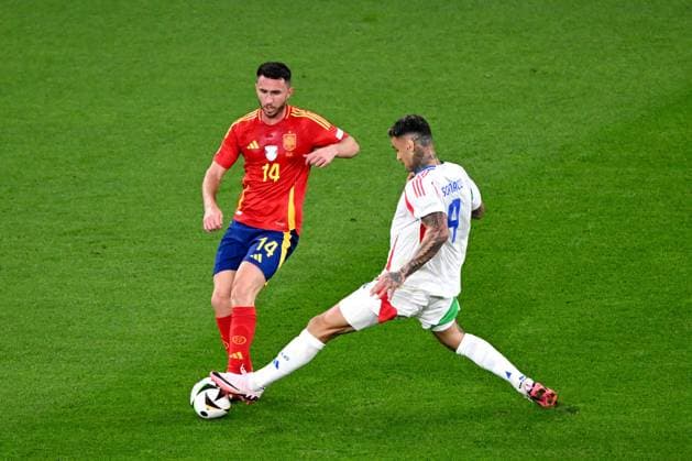 GELSENKIRCHEN - (l-r) Aymeric Laporte of Spain, Gianluca Scamacca of Italy during the UEFA EURO, EM, Europameisterschaft,Fussball 2024 group B match between Spain and Italy at the Arena AufSchalke on June 20, 2024 in Gelsenkirchen, Germany. ANP Hollandse Hoogte UEFA EURO 2024 2024 xVIxANPxSportx xGerritxvanxKeulenxIVx 501608217 originalFilename: 501608217.jpg