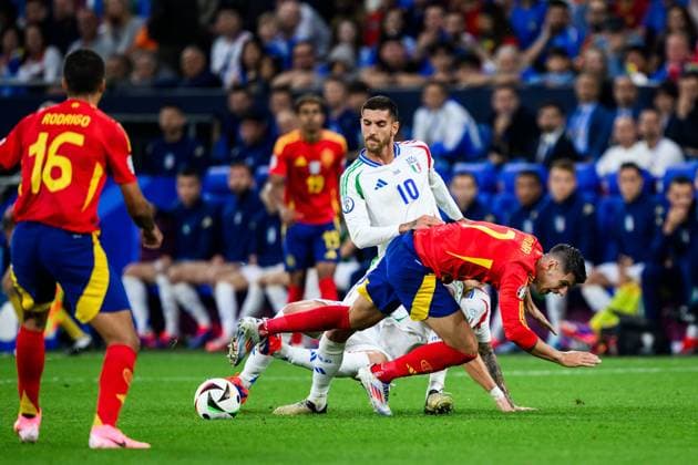 240620 Lorenzo Pellegrini of Italy and Alvaro Morata of Spain during the UEFA Euro 2024 Football Championship match between Spain and Italy on June 20, 2024 in Gelsenkirchen Photo Jesper Zerman BILDBYRAN kod JZ JZ0544 fotboll football soccer fotballs em europamästerskap em uefa euro uefa european football championship euro 2024 spanien spain italy bbeng  Copyright: JESPERxZERMAN BB240620JZ071