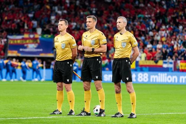 UEFA EURO 2024 Spain Italy 20 06 2024 The referee team Assistant referee Andraz Kovacic SVN , referee Slavko Vincic SVN , assistant referee Tomaz Klancnik SVN UEFA EURO 2024 Spain Italy Stadion AufSchalke, Gelsenkirchen on 20 06 2024 Copyright: xBEAUTIFULxSPORTS Meuselx