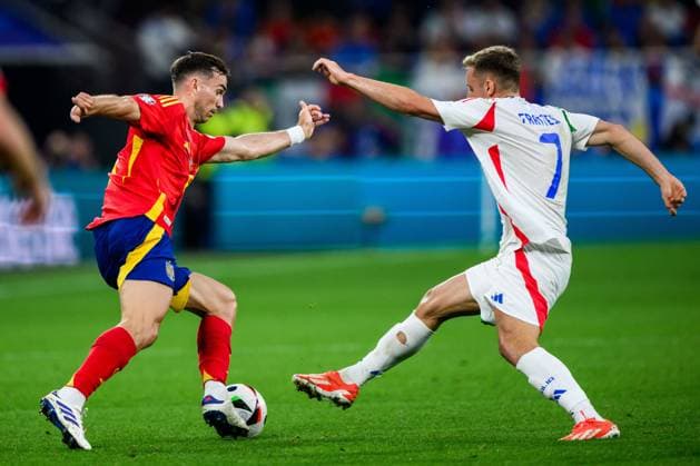 240620 Fabian Ruiz Pena of Spain and Davide Frattesi of Italy during the UEFA Euro 2024 Football Championship match between Spain and Italy on June 20, 2024 in Gelsenkirchen Photo Jesper Zerman BILDBYRAN kod JZ JZ0544 fotboll football soccer fotball fotballs em europamästerskap em uefa euro uefa european football championship euro 2024 spanien spain italy bbeng  Copyright: JESPERxZERMAN BB240620JZ073