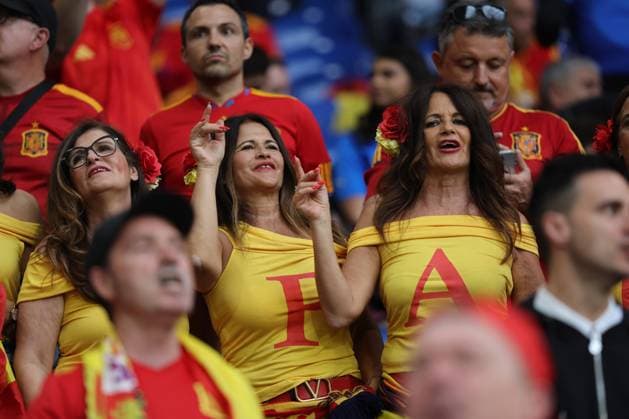 Gelsenkirchen: Gelsenkirchen, Germany 20.06.2024: The colors of the Spanish and Italian fans in the stands before the UEFA EURO, EM, Europameisterschaft,Fussball 2024 group stage B football match between Spain vs Italy at Veltins Arena stadium in Gelsenkirchen. UEFA European Football Championship - UEFA Euro 2024 - Spain vs Italy  - ZUMAp169 20240620_zsa_p169_114 Copyright: xIPAx