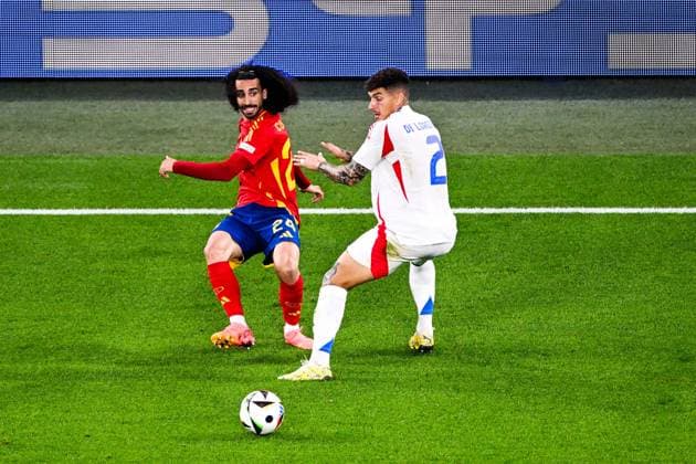 GELSENKIRCHEN - (l-r) Marc Cucurella of Spain, Giovanni Di Lorenzo of Italy during the UEFA EURO, EM, Europameisterschaft,Fussball 2024 group B match between Spain and Italy at the Arena AufSchalke on June 20, 2024 in Gelsenkirchen, Germany. ANP Hollandse Hoogte UEFA EURO 2024 2024 xVIxANPxSportx xGerritxvanxKeulenxIVx 501608510 originalFilename: 501608510.jpg