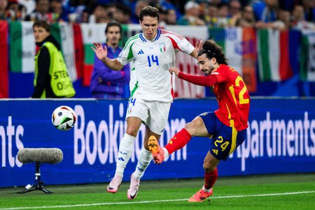 240620 Federico Chiesa of Italy and Marc Cucurella of Spain during the UEFA Euro 2024 Football Championship match between Spain and Italy on June 20, 2024 in Gelsenkirchen Photo Jesper Zerman BILDBYRAN kod JZ JZ0544 fotboll football soccer fotball fotballs em europamästerskap em uefa euro uefa european football championship euro 2024 spanien spain italy bbeng  Copyright: JESPERxZERMAN BB240620JZ076