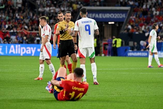 20 06 2024, xjhx, European Football Championship 2024, Spain Italy emspor, v l Referee Referee Slavko Vincic Gianluca Scamacca Italy Aymeric Laporte Fevre Spain UEFA REGULATIONS PROHIBIT ANY USE OF PHOTOGRAPHS as IMAGE SEQUENCES and or QUASI VIDEO Gelsenkirchen