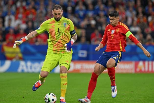240620 EURO2024 SPAIN VS ITALY goalkeeper Gianluigi Donnarumma (1) of Italy fighting for the ball with Alvaro Morata (7) of Spain during a soccer game between the national teams of Spain and Italy on the 2nd matchday in Group B in the group stage of the UEFA EURO, EM, Europameisterschaft,Fussball 2024 tournament , on Thursday 20 June 2024 in Gelsenkirchen , Germany . PHOTO SPORTPIX David Catry GELSENKIRCHEN GERMANY  Copyright: xx 465554