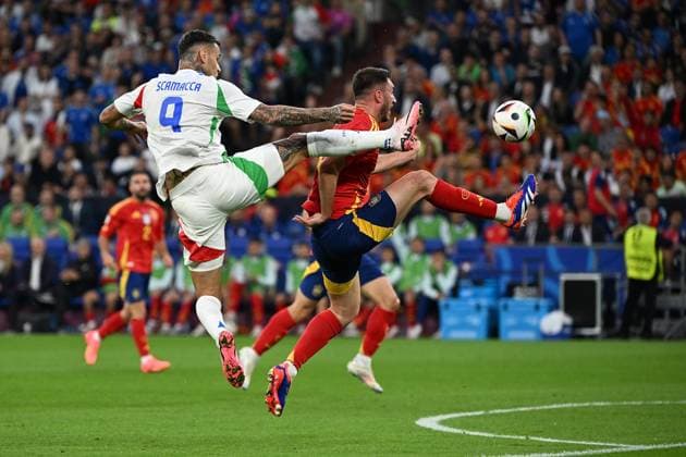 20 06 2024, xjhx, European Football Championship 2024, Spain Italy emspor, v l Gianluca Scamacca Italy Aymeric Laporte Fevre Spain duel, action, action, battle for the ball UEFA REGULATIONS PROHIBIT ANY USE OF PHOTOGRAPHS as IMAGE SEQUENCES and or QUASI VIDEO Gelsenkirchen