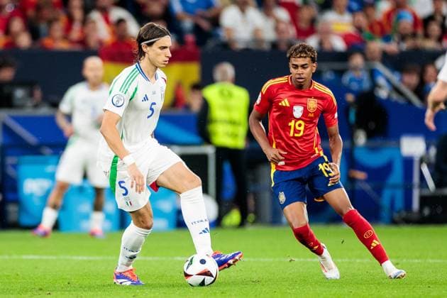 UEFA EURO 2024 Spain Italy 20 06 2024 duel Riccardo Calafiori Italy, 5 , Lamine Yamal Spain, 19 UEFA EURO 2024 Spain Italy Stadion AufSchalke, Gelsenkirchen on 20 06 2024 Copyright: xBEAUTIFULxSPORTS Meuselx