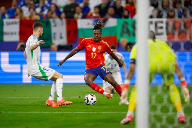 Spain s Nico Williams (C) in action against Italy s Jorginh (L) during the UEFA EURO, EM, Europameisterschaft,Fussball 2024 group B soccer match between Spain and Italy, in Gelsenkirchen, Germany, 20 June 2024. UEFA EURO 2024 - Group B: Spain vs. Italy !ACHTUNG: NUR REDAKTIONELLE NUTZUNG!  Copyright: xAlbertoxEstevezx GRAF4251 20240620-55013930972_1