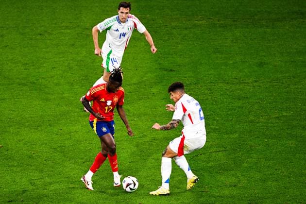GELSENKIRCHEN - (l-r) Nico Williams of Spain, Giovanni Di Lorenzo of Italy during the UEFA EURO, EM, Europameisterschaft,Fussball 2024 group B match between Spain and Italy at the Arena AufSchalke on June 20, 2024 in Gelsenkirchen, Germany. ANP Hollandse Hoogte UEFA EURO 2024 2024 xVIxANPxSportx xGerritxvanxKeulenxIVx 501608606 originalFilename: 501608606.jpg