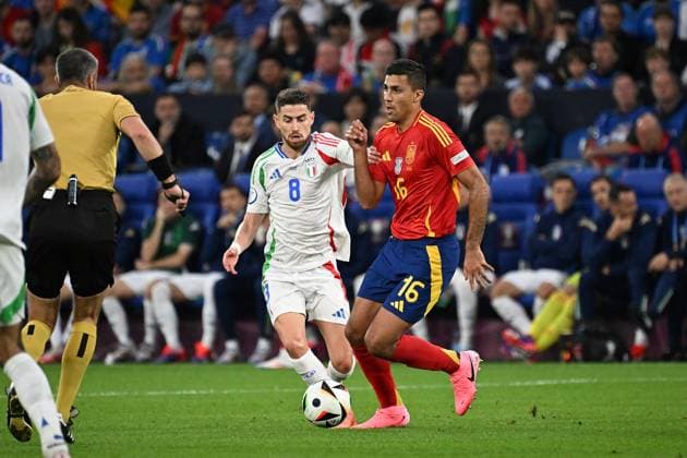 20 06 2024, xjhx, European Football Championship 2024, Spain Italy emspor, v l Jorge Luiz Frelle Filho Jorginho Italy Rodrigo Hernandez Cascante Spain duel, action, action, battle for the ball UEFA REGULATIONS PROHIBIT ANY USE OF PHOTOGRAPHS as IMAGE SEQUENCES and or QUASI VIDEO Gelsenkirchen
