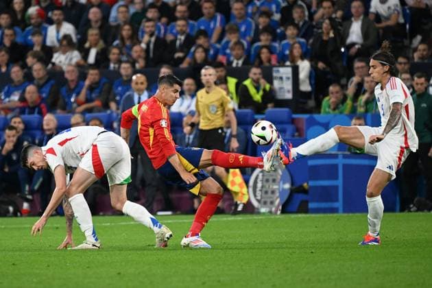 20 06 2024, xjhx, European Football Championship 2024, Spain Italy emspor, v l Alvaro Borja Morata Martin Spain Riccardo Calafiori Italy duel, action, action, battle for the ball UEFA REGULATIONS PROHIBIT ANY USE OF PHOTOGRAPHS as IMAGE SEQUENCES and or QUASI VIDEO Gelsenkirchen