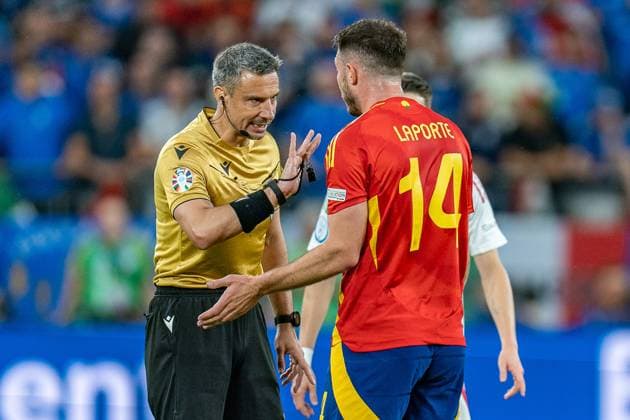 Slavko Vincic Referee and Aymeric Laporte Spain, 14 Spain vs Italy, Men, Football, Matchday 2, EURO 2024, 20 06 2024, European Championship, Group B Spain vs Italy, Men, Football, Matchday 2, EURO 2024, 20 06 2024, European Championship, Group B Gelsenkirchen Copyright: xEibner-Pressefoto BahhoxKarax EP_SPA
