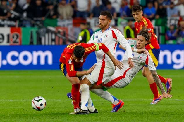 Spain s Alvaro Morata (L) in action against Italy s Lorenzo Pellegrini (C) during the UEFA EURO, EM, Europameisterschaft,Fussball 2024 group B soccer match between Spain and Italy, in Gelsenkirchen, Germany, 20 June 2024. UEFA EURO 2024 - Group B: Spain vs. Italy !ACHTUNG: NUR REDAKTIONELLE NUTZUNG!  Copyright: xJ.J.xGuillenx GRAF4259 20240620-55013931079_1