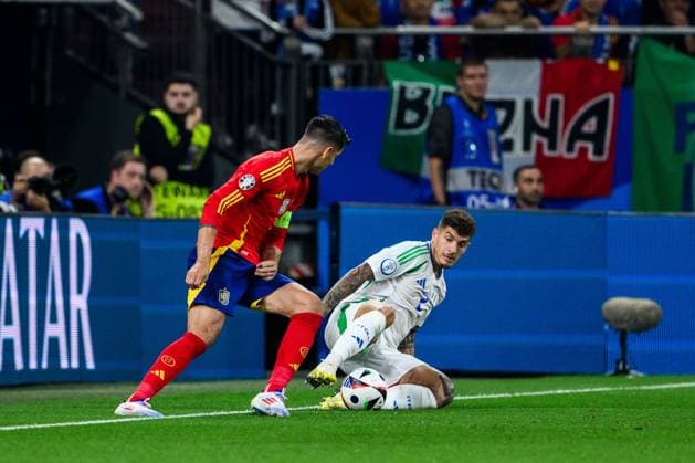 240620 Alvaro Morata of Spain and Giovanni Di Lorenzo of Italy during the UEFA Euro 2024 Football Championship match between Spain and Italy on June 20, 2024 in Gelsenkirchen Photo Jesper Zerman BILDBYRAN kod JZ JZ0544 fotboll football soccer fotballs em europamästerskap em uefa euro uefa european football championship euro 2024 spanien spain italy bbeng  Copyright: JESPERxZERMAN BB240620JZ086