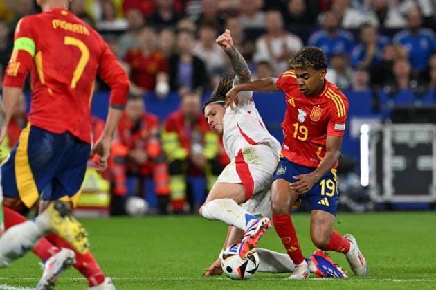 240620 EURO2024 SPAIN VS ITALY Riccardo Calafiori (5) of Italy fighting for the ball with Lamine Yamal (19) of Spain during a soccer game between the national teams of Spain and Italy on the 2nd matchday in Group B in the group stage of the UEFA EURO, EM, Europameisterschaft,Fussball 2024 tournament , on Thursday 20 June 2024 in Gelsenkirchen , Germany . PHOTO SPORTPIX David Catry GELSENKIRCHEN GERMANY  Copyright: xx 465565
