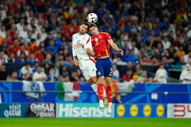 Spain v Italy: Group B - UEFA EURO, EM, Europameisterschaft,Fussball 2024 Robin Le Normand centre-back of Spain and Real Sociedad and Lorenzo Pellegrini attacking midfield of Italy and AS Roma compete for the ball during the UEFA EURO 2024 group stage match between Spain and Italy at Arena AufSchalke on June 20, 2024 in Gelsenkirchen, Germany. Gelsenkirchen Germany  Copyright: xJosexBretonx originalFilename:breton-spainvit240620_np4Is.jpg