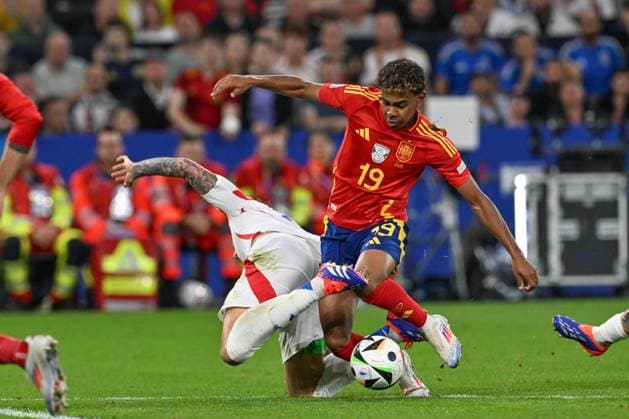 240620 EURO2024 SPAIN VS ITALY Riccardo Calafiori (5) of Italy fighting for the ball with Lamine Yamal (19) of Spain during a soccer game between the national teams of Spain and Italy on the 2nd matchday in Group B in the group stage of the UEFA EURO, EM, Europameisterschaft,Fussball 2024 tournament , on Thursday 20 June 2024 in Gelsenkirchen , Germany . PHOTO SPORTPIX David Catry GELSENKIRCHEN GERMANY  Copyright: xx 465566